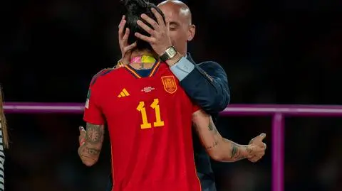 Piłkarka pocałowana przez prezesa związku przerwała milczenie