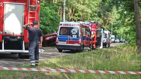 "Zjechał z drogi i uderzył w słup". Dwie osoby nie żyją
