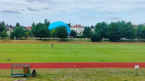 Paralotniarz na szkolnym boisku. "Ten pan nie lądował, on próbował wystartować"