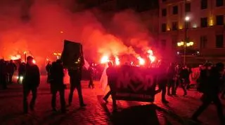 Zaraz po rozpoczęciu marszu, nacjonaliści odpalili race