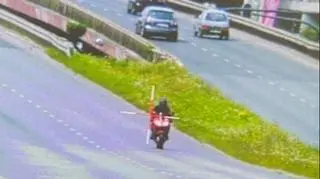 Mężczyzna został ukarany mandatem w wysokości 2,5 tysiąca złotych i ośmioma punktami karnymi. Policjanci zatrzymali mu też prawo jazdy na okres trzech miesięcy.