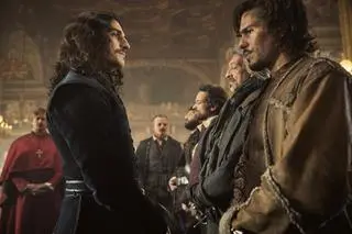 Louis Garrel (L) i Francois Civil (P) w filmie "Trzej muszkieterowie: D'Artagnan" w reżyserii Martina Bourboulona