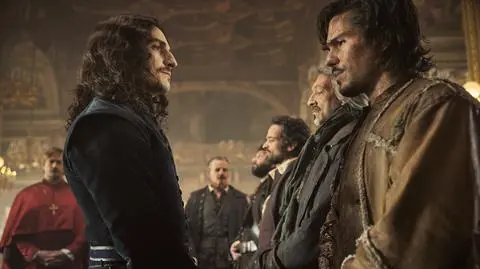 Louis Garrel (L) i Francois Civil (P) w filmie "Trzej muszkieterowie: D'Artagnan" w reżyserii Martina Bourboulona