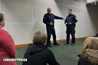 Policjanci przeprowadzili wcześniej szkolenie dotyczące obrony przed agresywnymi petentami
