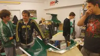 Studenci przy pracy nad bolidem