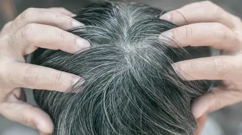 Dlaczego z wiekiem siwiejemy? Naukowcy odkryli nieznany mechanizm