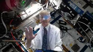 Doktor Josef Schmid "dotarł" do astronautów dzięki falom radiowym. 