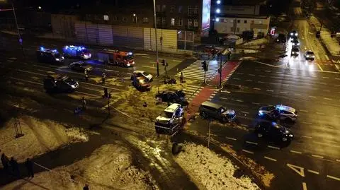 Czerwone światło i ponad 100 km/h na liczniku. Zarzuty po zderzeniu siedmiu aut w Łodzi