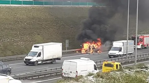 Auto spłonęło na autostradzie A2