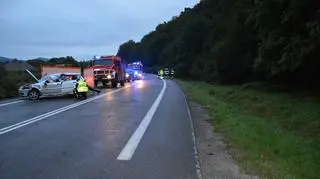 17-letnia pasażerka zginęła po tym, jak w auto, którym jechała, uderzyła naczepa ciężarówki - zdjęcie z 2020 roku
