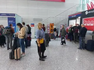 Polacy pozostawieni na lotnisku w Albanii