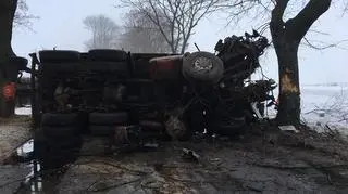 Pojazd w wyniku wypadku przewrócił się