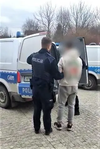 Nowy Sącz. 18-latek usłyszał zarzuty usiłowania zabójstwa, miał też potrącić policjanta