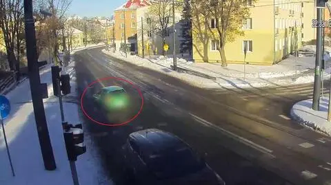 Stracił panowanie nad pojazdem, uderzył w znak i drzewo