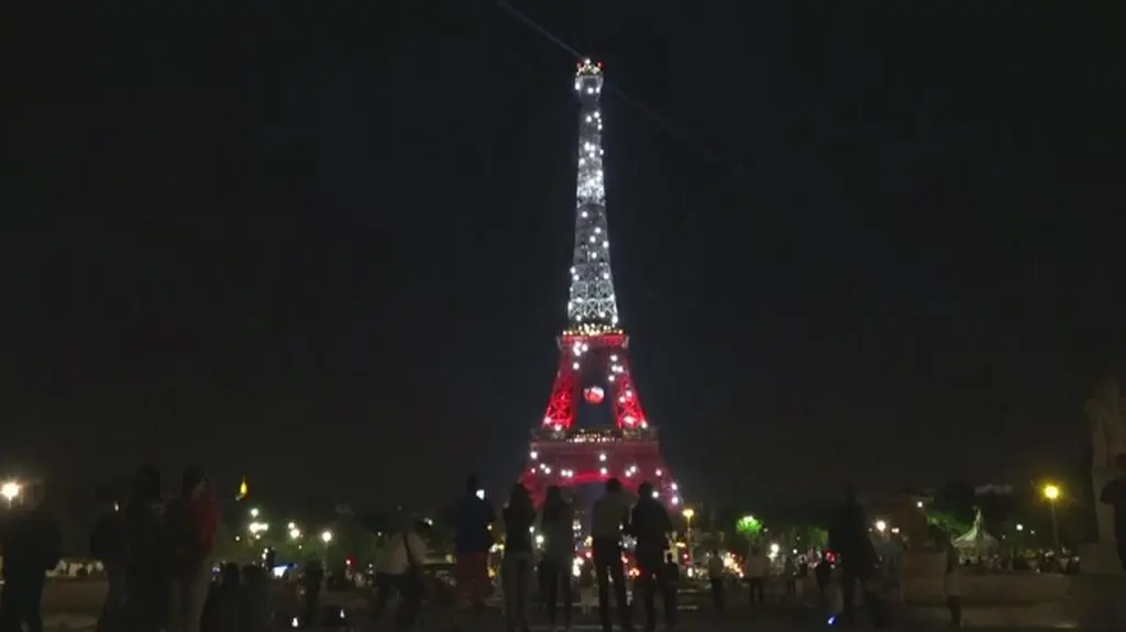 Biało-czerwona wieża Eiffla