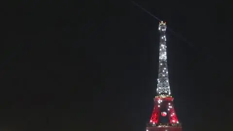 Biało-czerwona wieża Eiffla