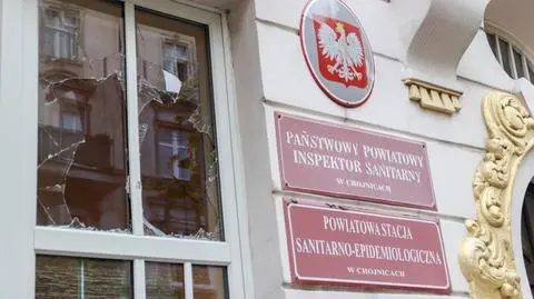 Siedziba sanepidu w Chojnicach obrzucona kamieniami. "Przykre i mocno niesprawiedliwe"