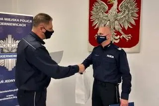 Policjantowi dziękowali przełożeni i rodzice uratowanego dziecka 