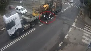 Nie ustąpił pierwszeństwa i wjechał w naczepę ciężarówki