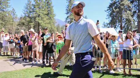 Człowiek wielu talentów. Tego uderzenia mogliby mu pozazdrościć zawodowi golfiści