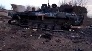 Jeden ze zniszczonych pojazdów opancerzonych z kolumny rosyjskich sił