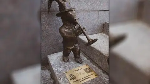Koziołki staną na ulicach. Pierwszy jest Onufry, zajął miejsce na schodach ratusza
