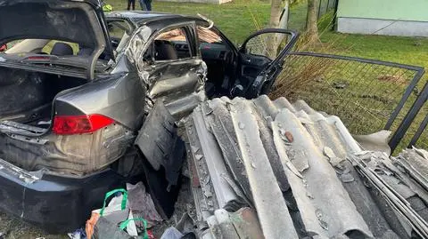 Wjechał w eternit i ogrodzenie. Kierowca w stanie ciężkim, ranna także pasażerka