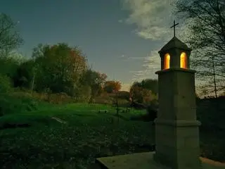 Zgodnie z tradycją latarnie umarłych miały przypominać o nieśmiertelności ludzkiej duszy, a także wzywać żyjących do modlitwy za zmarłych