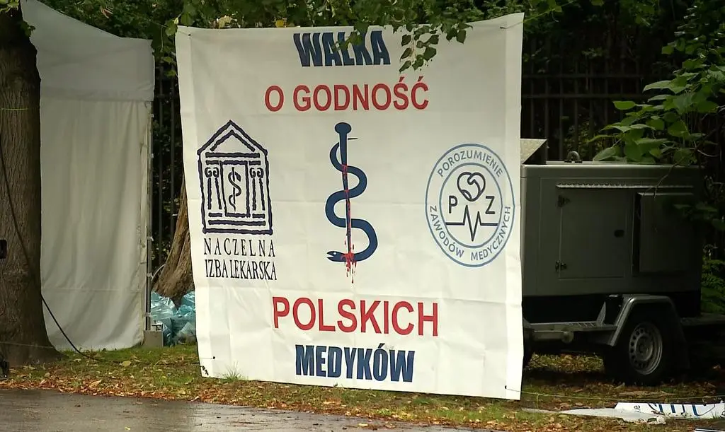 Protest medyków przed kancelarią premiera