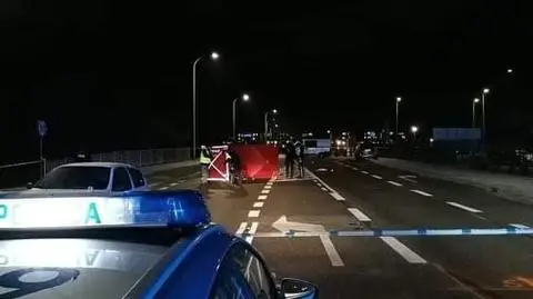 Przechodziła przez ulicę, najpierw potrącił ją jeden samochód, później kolejny. Kobieta nie żyje