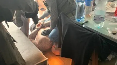 Mieli żądać spłaty nieistniejącego długu. Policjanci wyważali drzwi, by ich zatrzymać