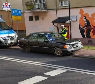 53-letni mężczyzna wjechał w tył radiowozu. Miał cofnięte uprawnienia, samochód nie był ubezpieczony  
