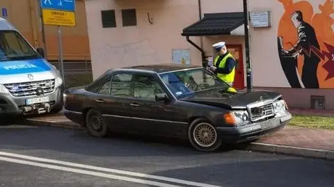 53-letni mężczyzna wjechał w tył radiowozu. Miał cofnięte uprawnienia, samochód nie był ubezpieczony  
