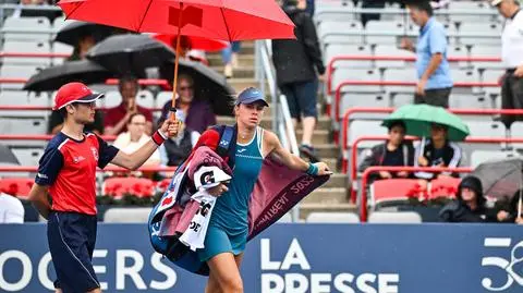 Problemy Linette. Mecz przerwany, później dotkliwa porażka do zera