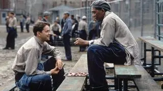 Tim Robbins i Morgan Freeman w filmie "Skazani na Shawshank"