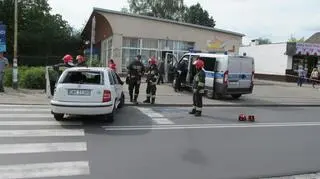 3 osoby ranne w wypadku na Hermanowskiej. To skutek zderzenia i dachowania do jakiego doszło w piątek po południu.