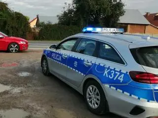 Pijany chciał jechać, kobiety złapały za maskę