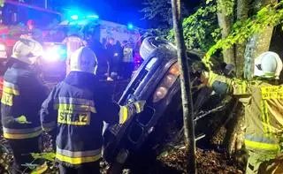 Wypadł z drogi i uderzył w drzewo, ranna 16-latka