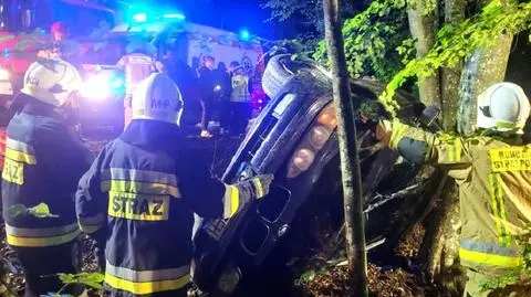 Wypadł z drogi i uderzył w drzewo, ranna 16-latka