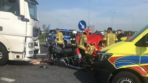 Kierowca ciężarówki "prawdopodobnie nie ustąpił pierwszeństwa". Motocyklista nie żyje, pasażerka w szpitalu