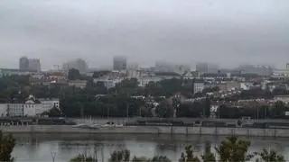 Wieżowce w Warszawie w chmurach