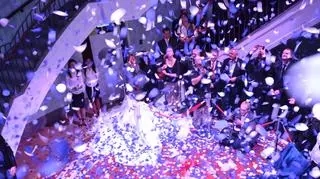 Po przecięciu wstęg, z góry posypało się konfetti