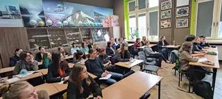 Aktualnie czytasz: Вони хочуть зробити так, щоб біженці відчували себе краще в школі. Учні ліцею попросили уроків української мови