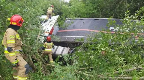 Prostki. Pijany kierowca ciężarówki wjechał do rowu
