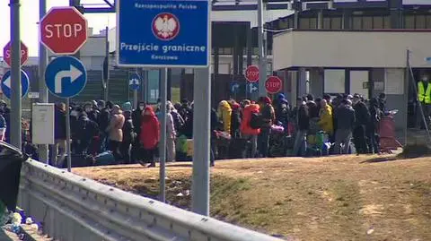 Ukraina całkowicie zamyka granice, tłumy na przejściach
