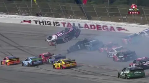 Karambol w wyścigu NASCAR. Jeden z samochodów wzbił się w powietrze