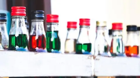 Szczepienia przeciw COVID-19 a picie alkoholu. "Radzimy każdemu, aby porozmawiał ze swoim lekarzem"