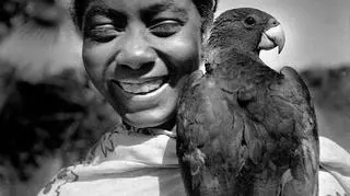 Kobieta z papugą na Madagaskarze 