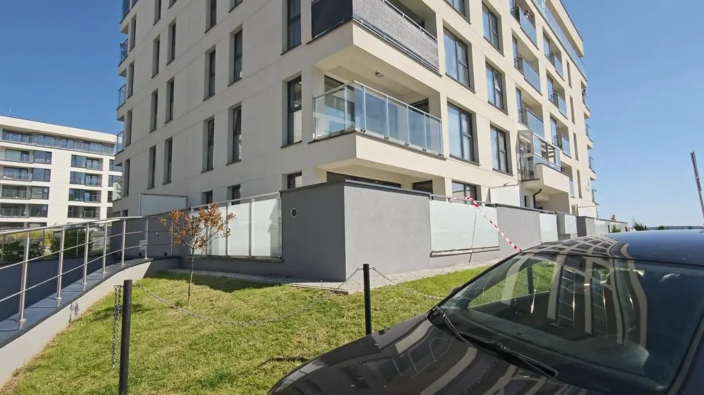 Łomża. Dziecko wypadło z 5. piętra 