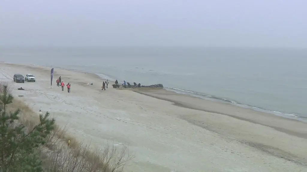 Wyciągają wrak z wody 